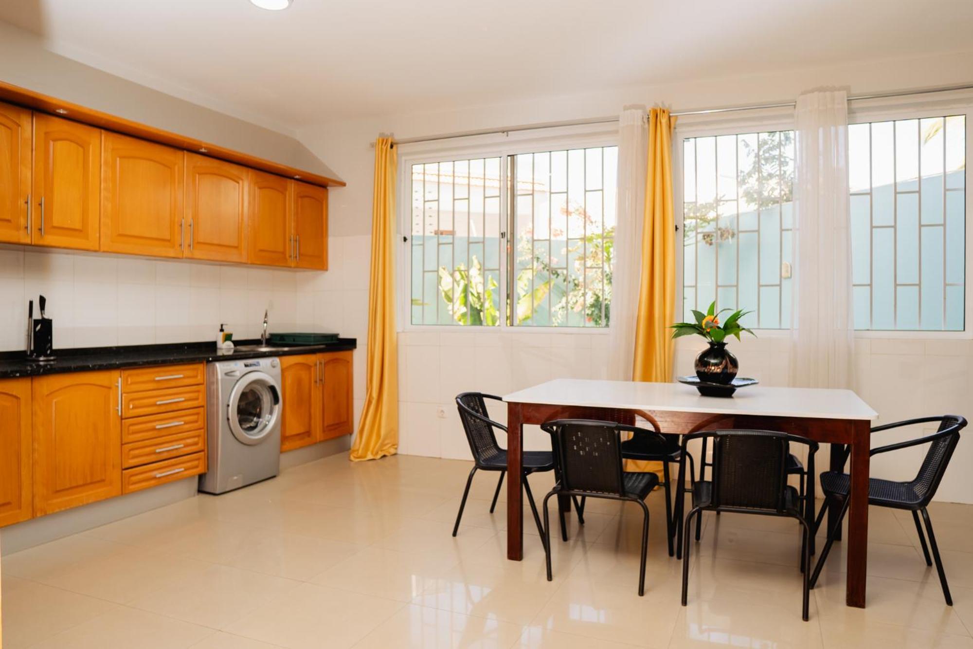 Praia Guest House Екстериор снимка